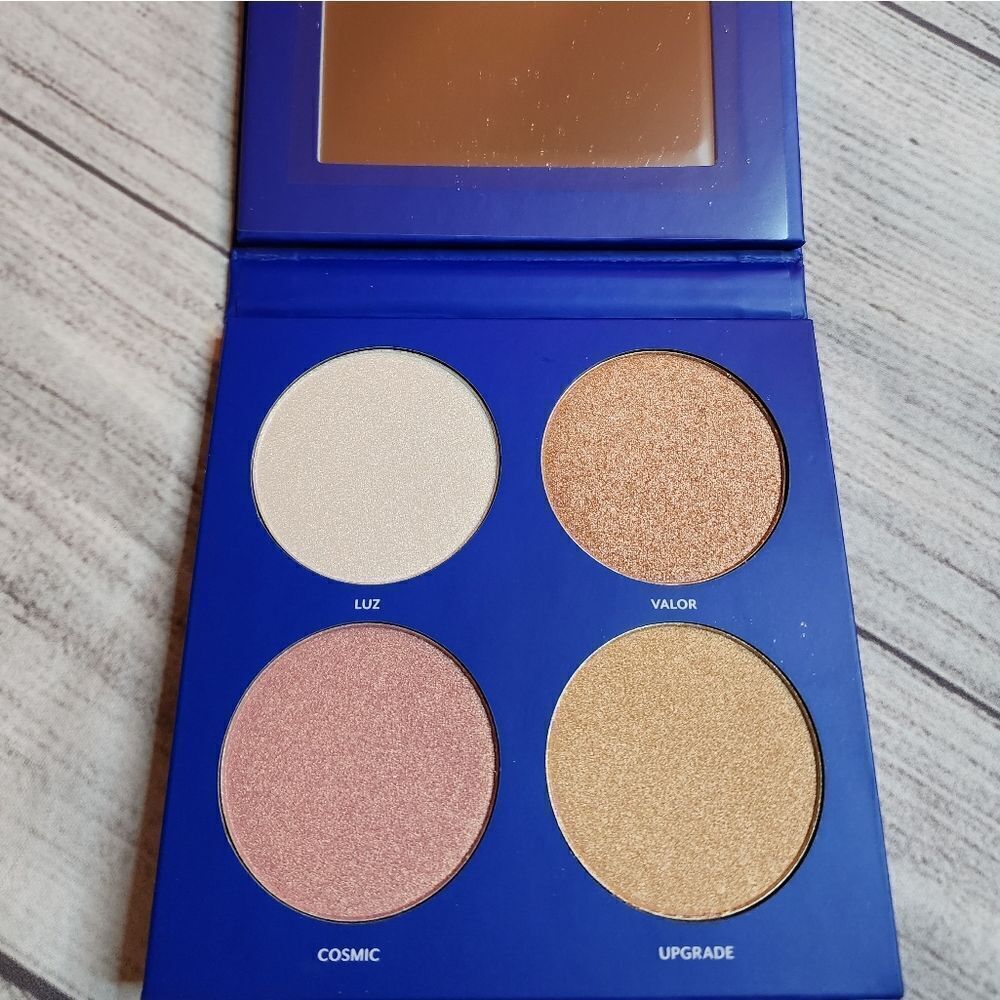 Tresluce Beauty highlighter palette. - Picture 2 of 4